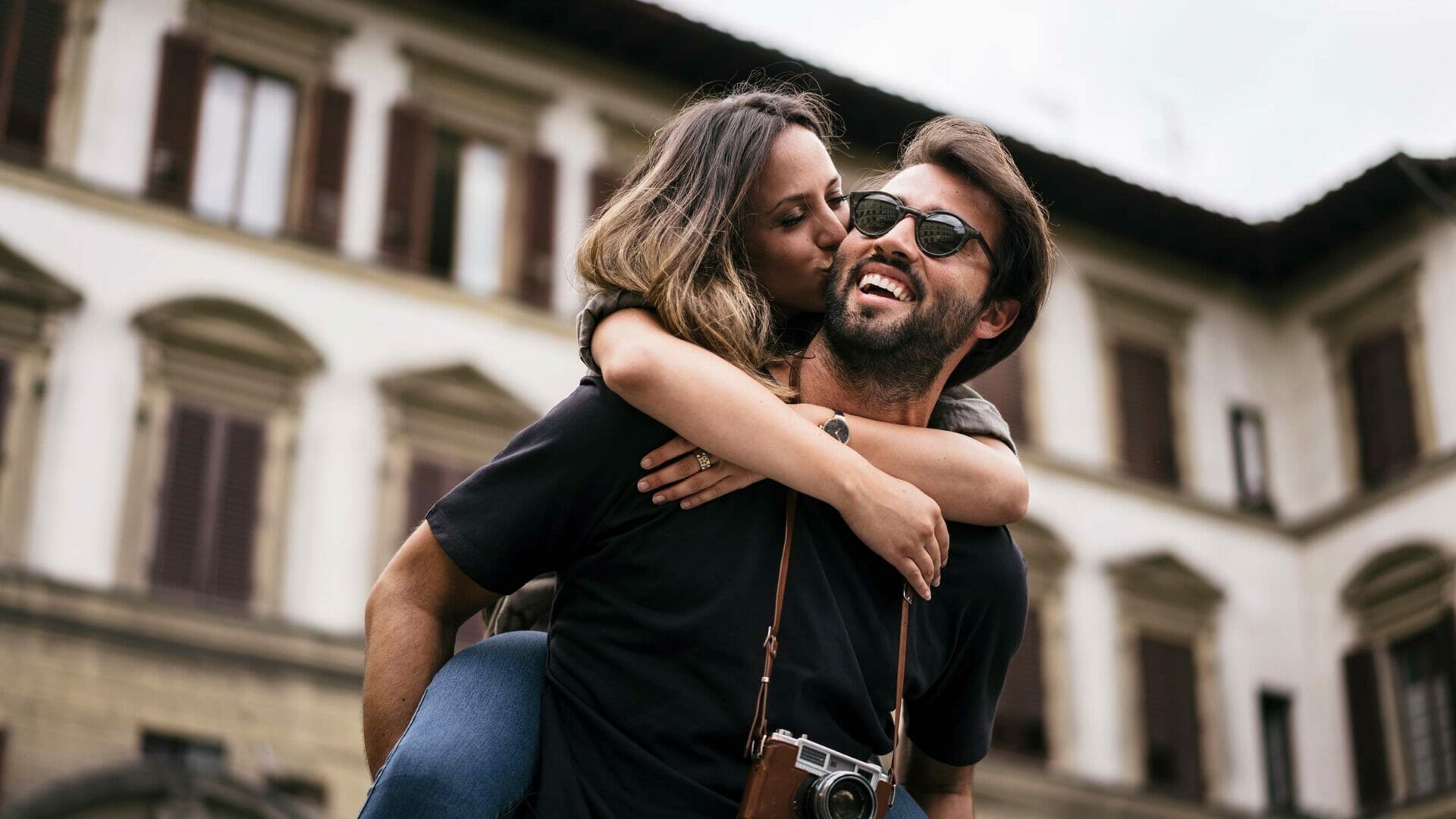 Couple kissing in Italian setting