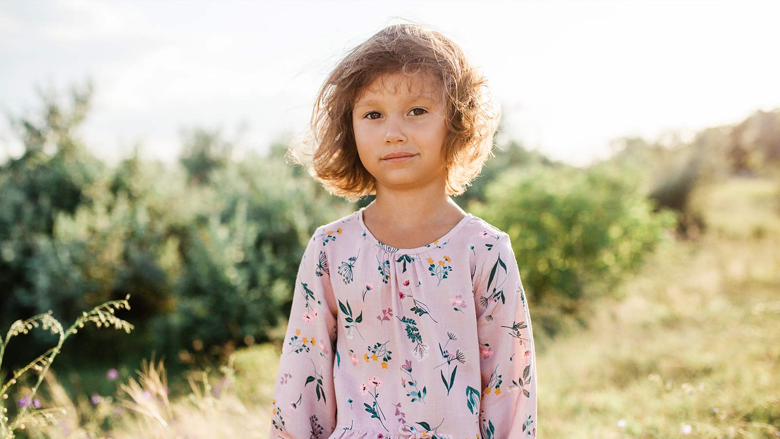 Portrait photo of girl standing in a field